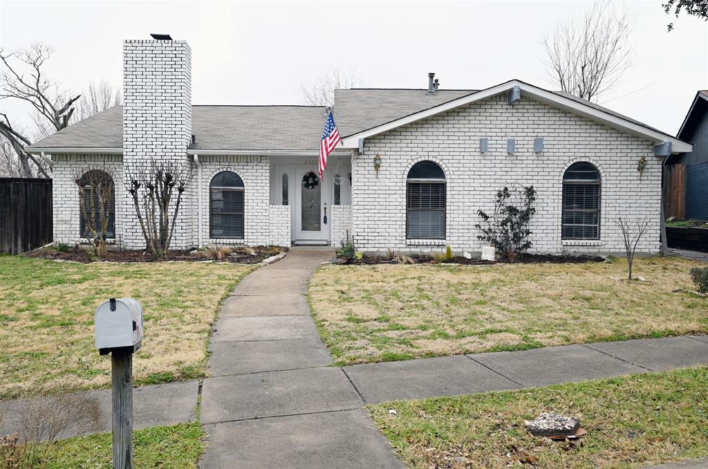 a front view of house with yard