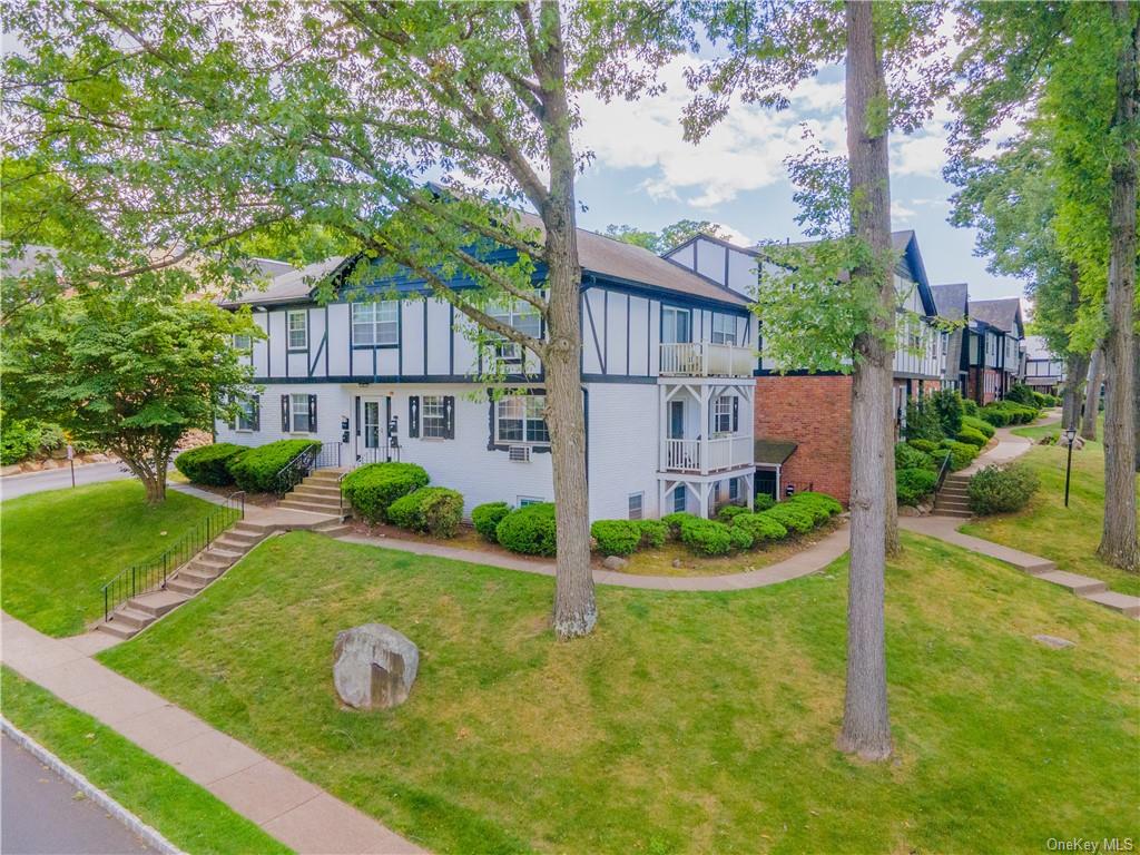 a view of a house with backyard and garden