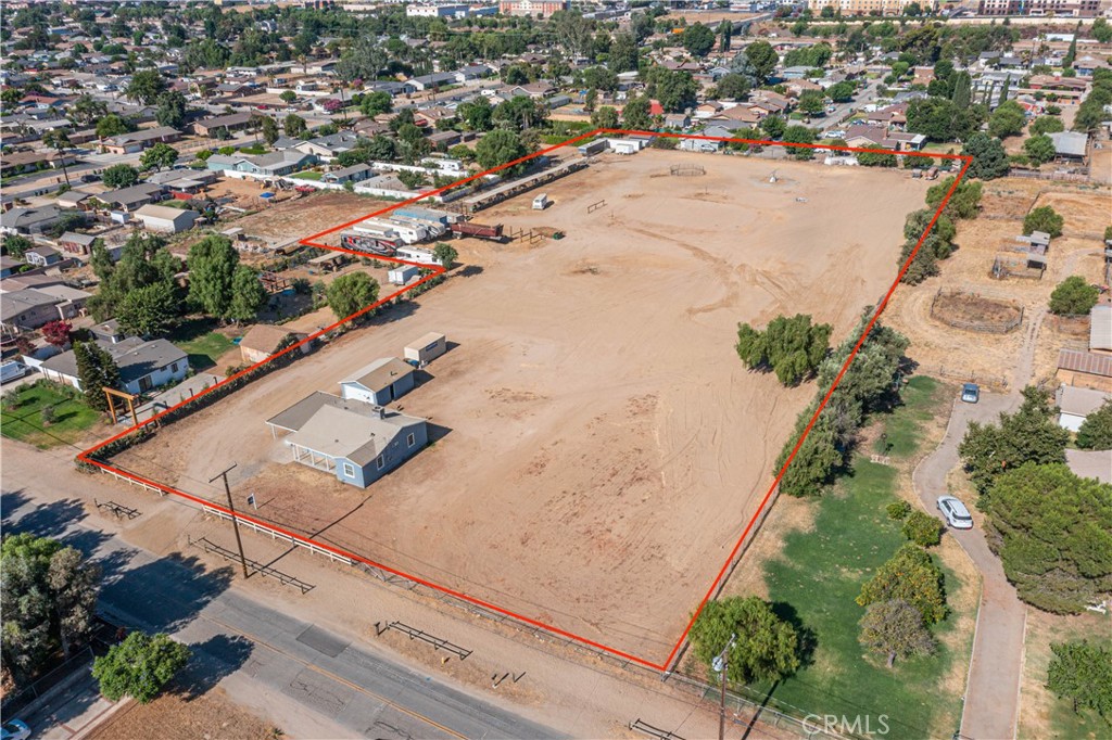 Aerial view, red outlines property lines