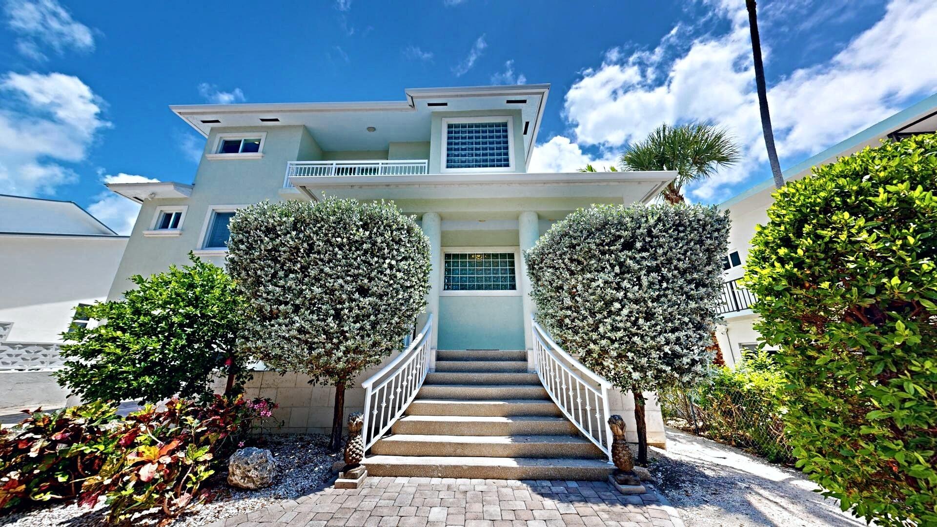 a view of entryway with flower plants