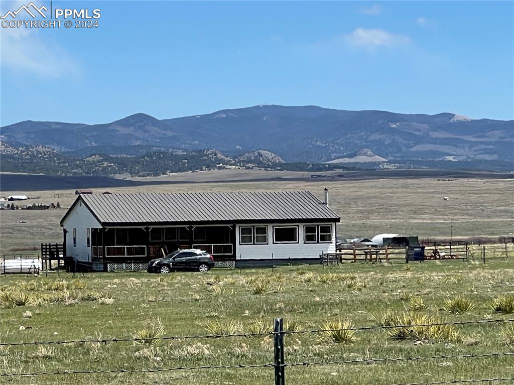 a view of house with front yard