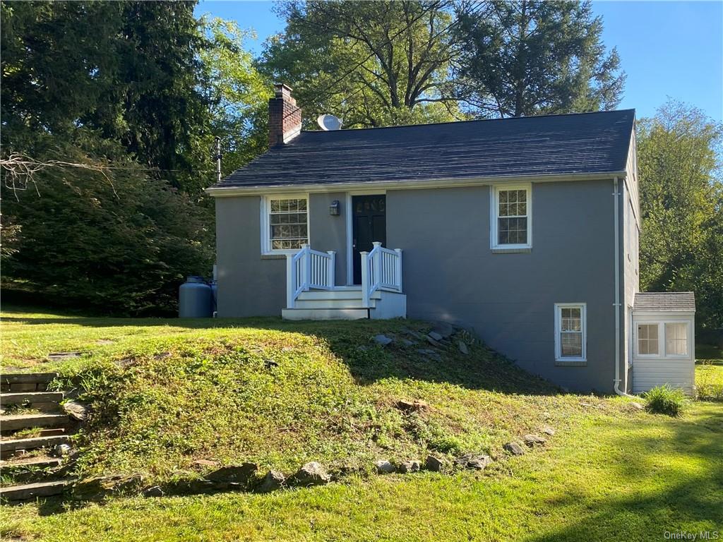 View of front of house featuring a front lawn