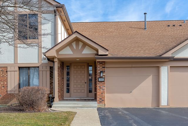 $2,195 | 940 Surrey Drive, Unit 1B | Schaumburg