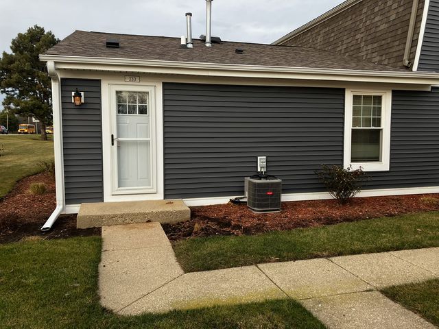 $169,900 | 330 Farmingdale Circle | Vernon Hills