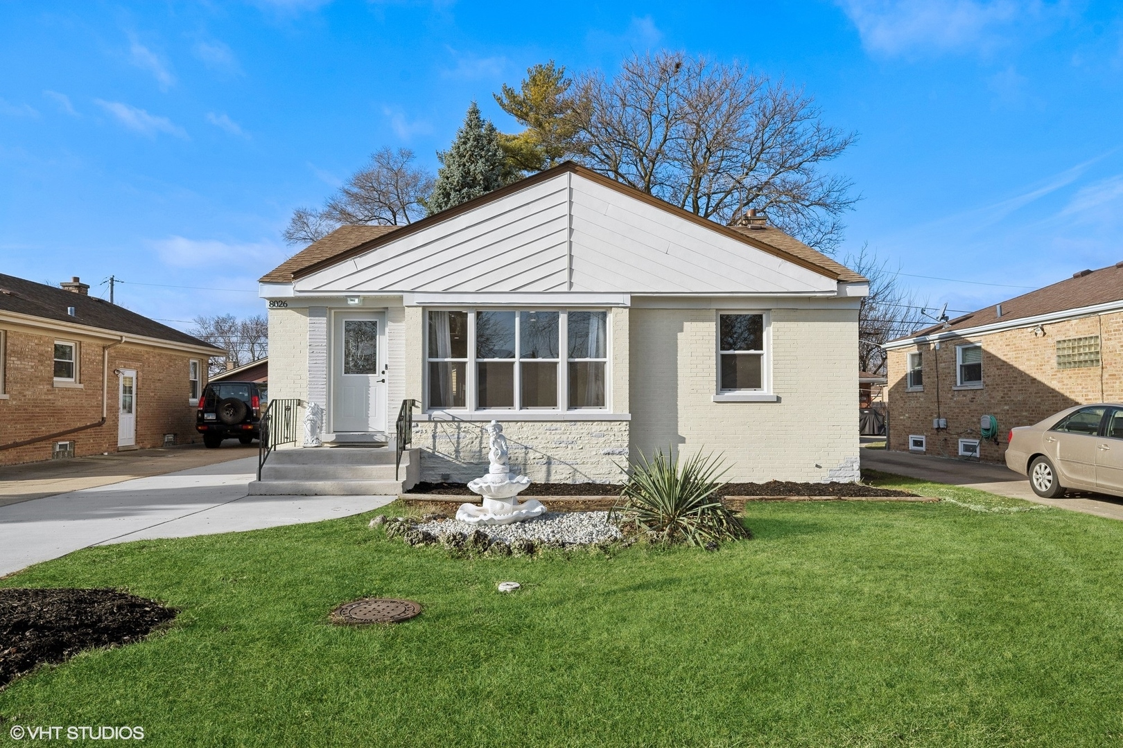 a view of a house with a yard