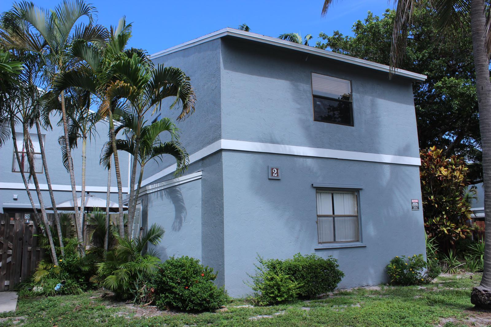 a view of front of house with a yard