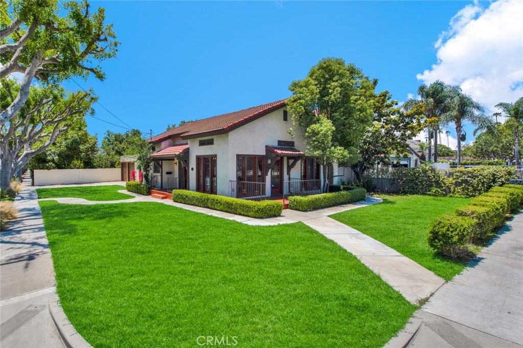 a view of a house with a yard