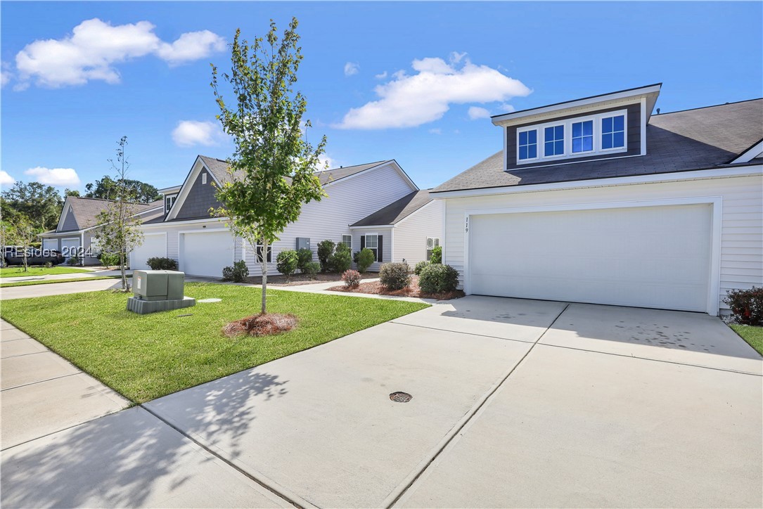 View of front of property featuring a front yard a