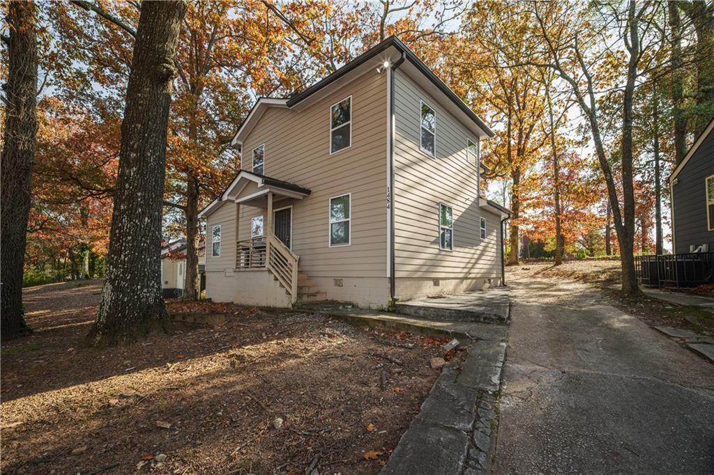 a view of a house with a yard