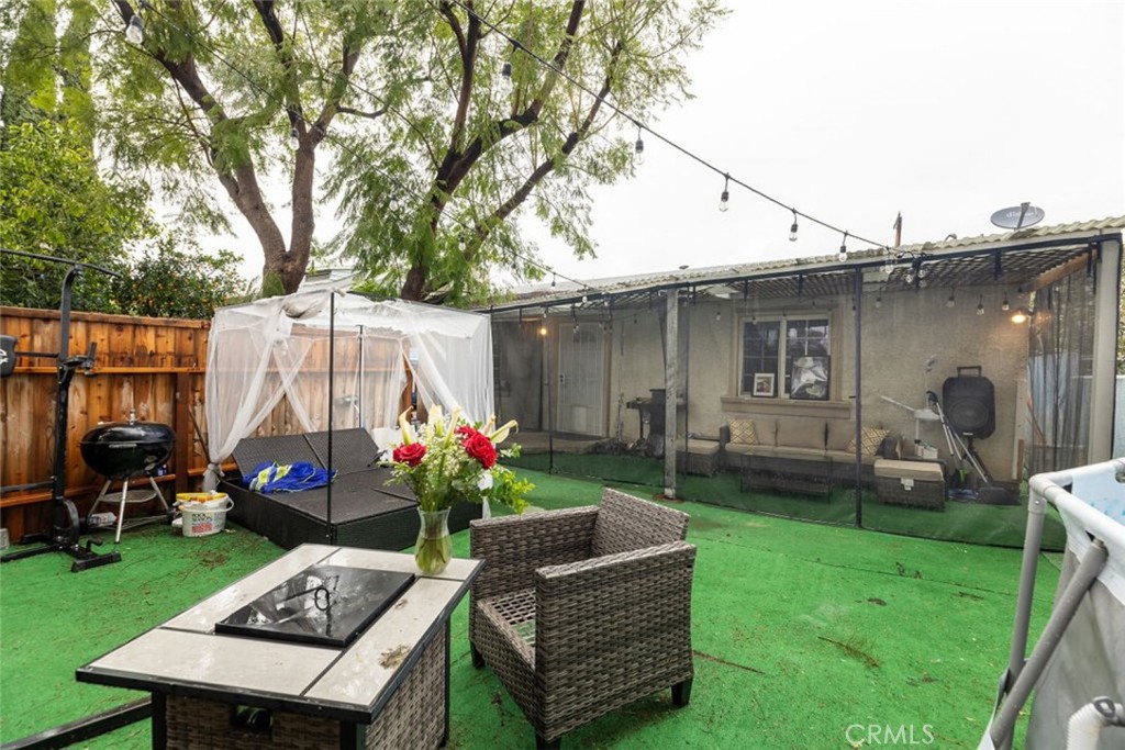 a view of a house with backyard and furniture