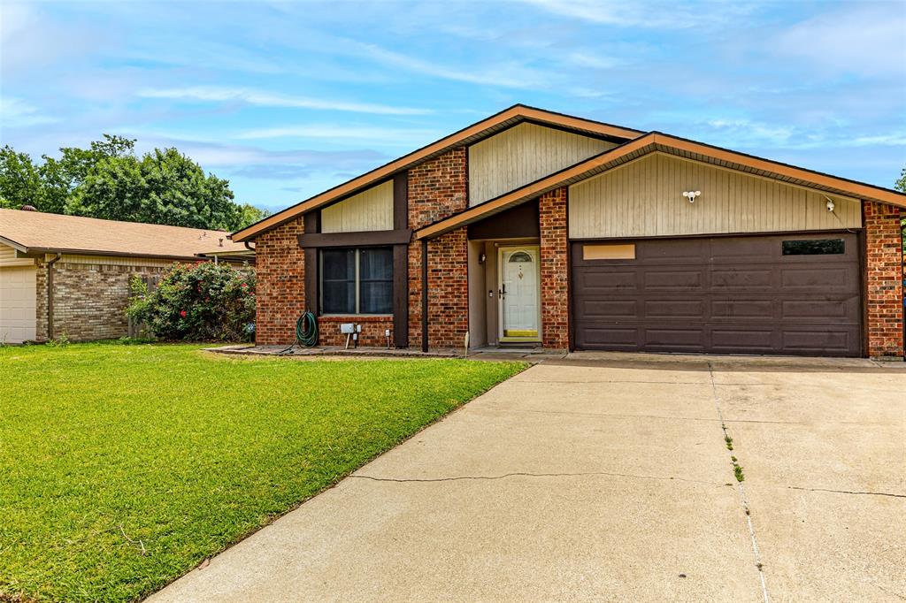 a front view of house with yard