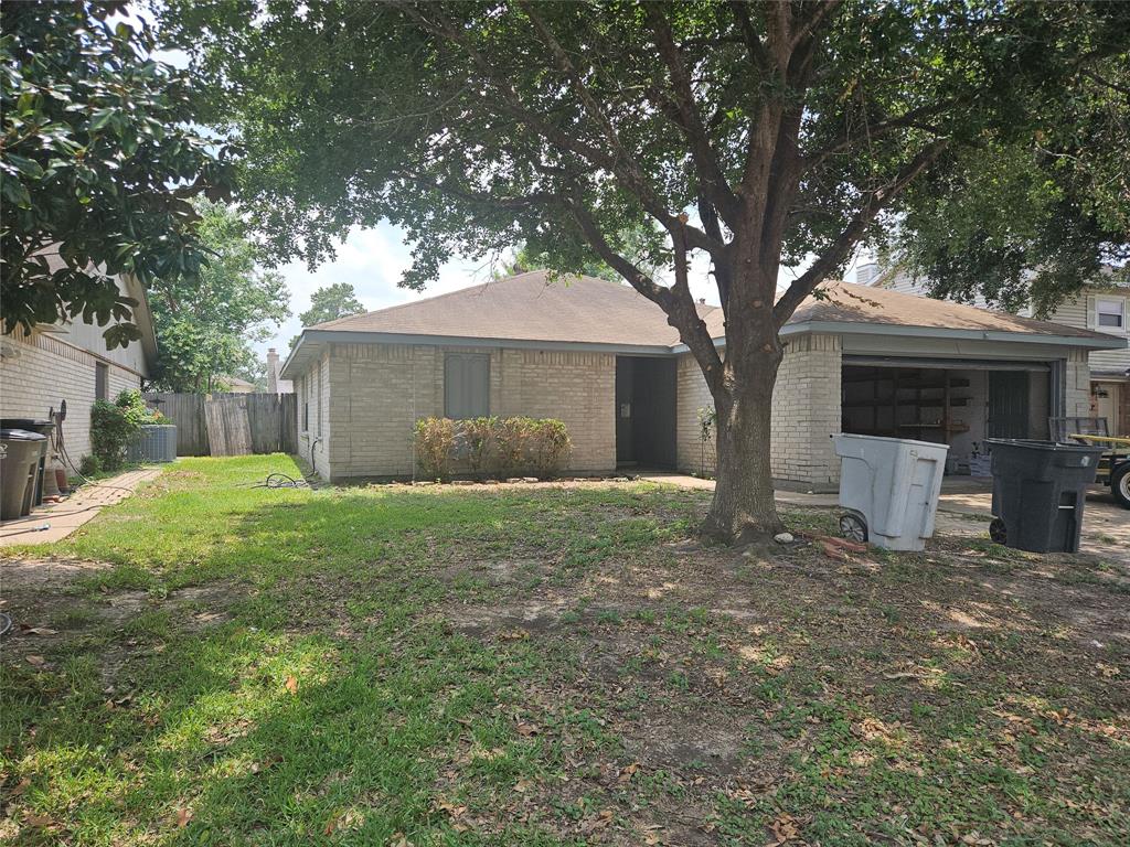 a view of a house with yard and a tree