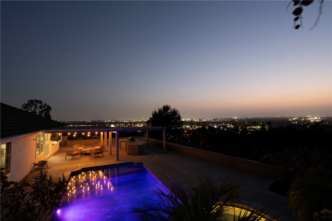 Come and relax in the evening in this wonderful backyard with incredible views.