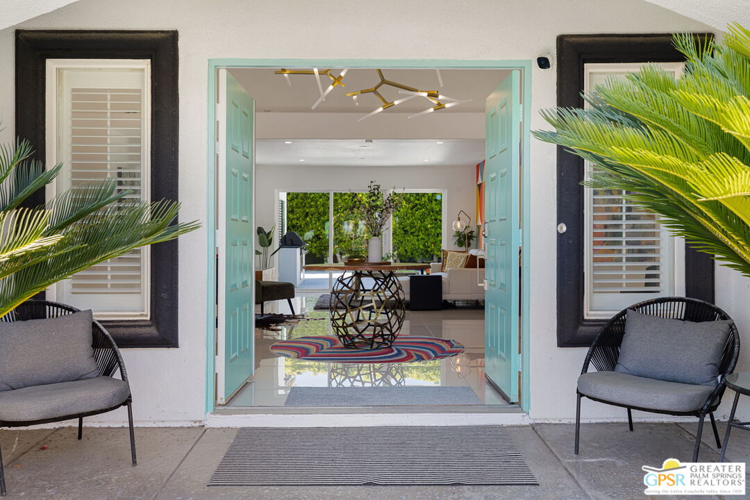 a view of a entryway with patio