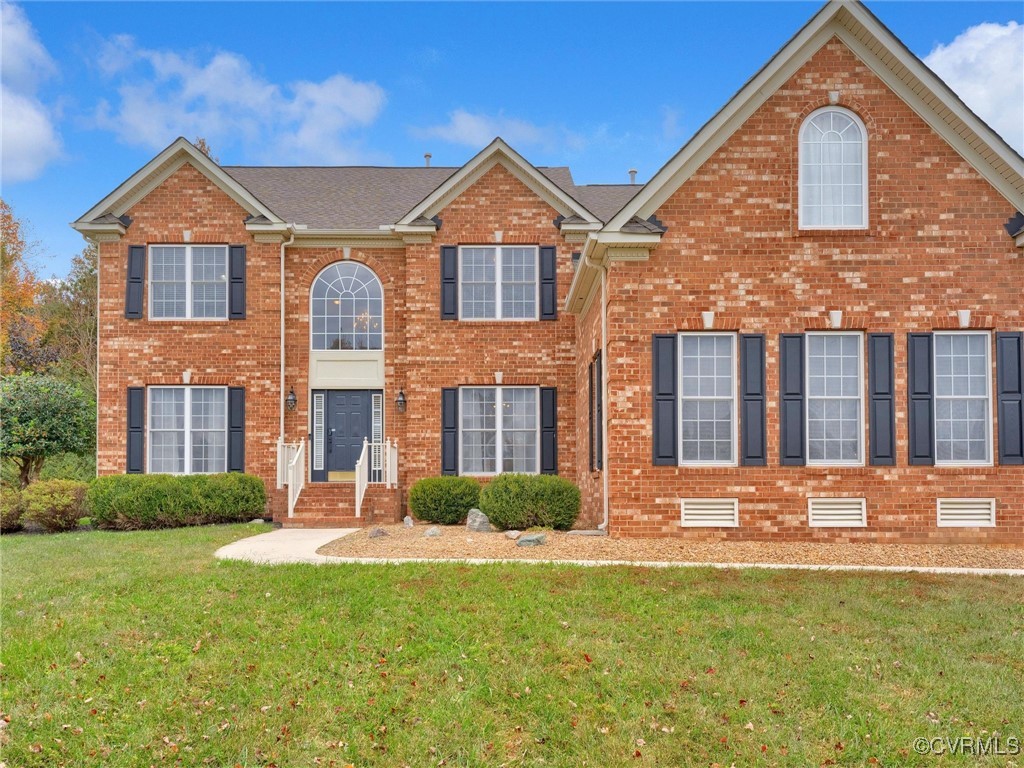 View of front of house featuring a front lawn