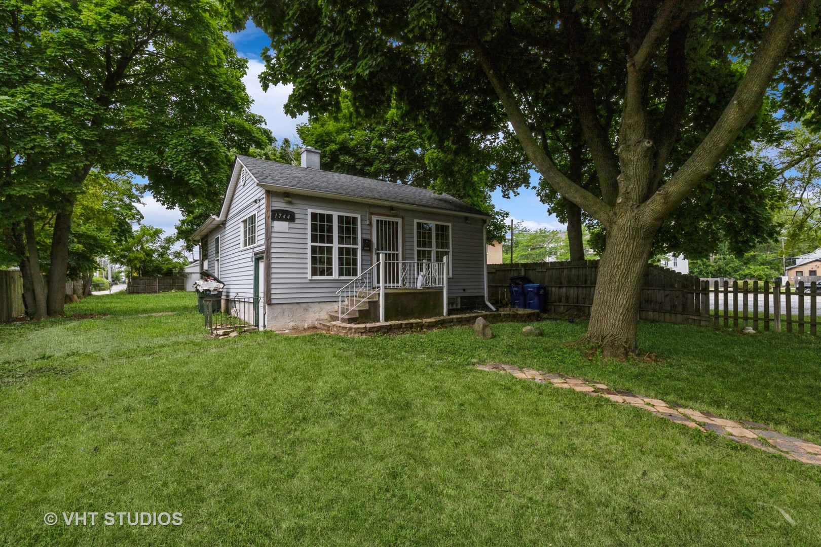 a view of a house with backyard and garden