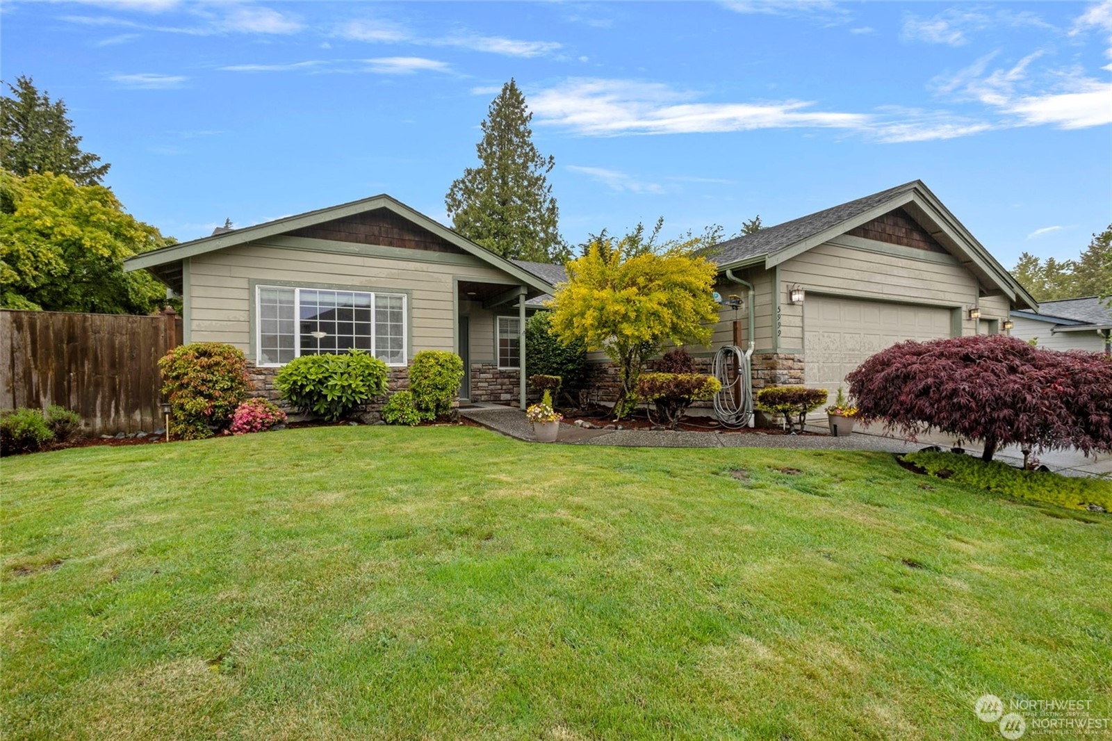 a view of a house with backyard and garden