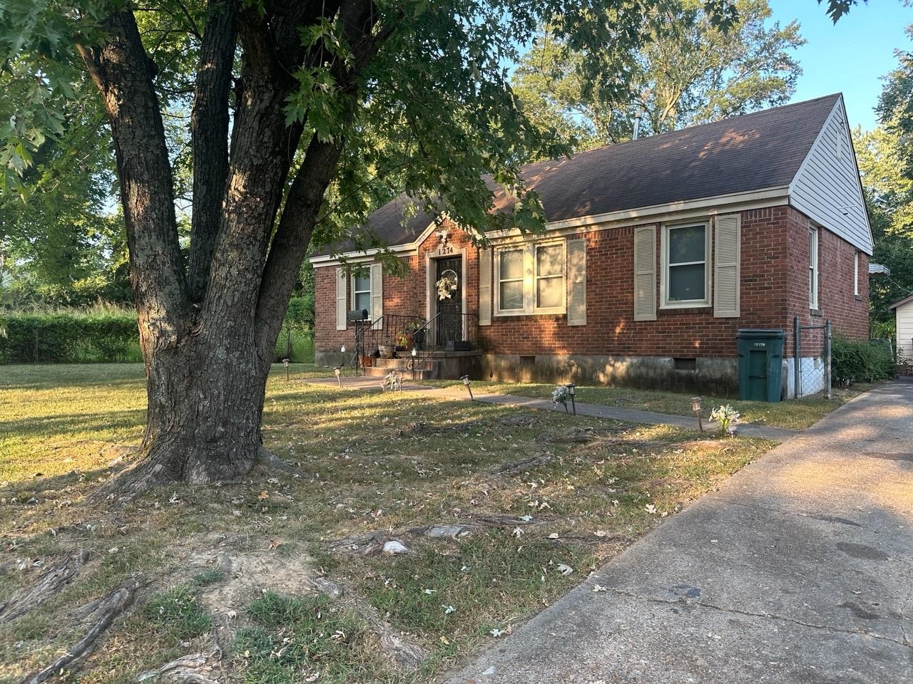 a view of a house with a yard