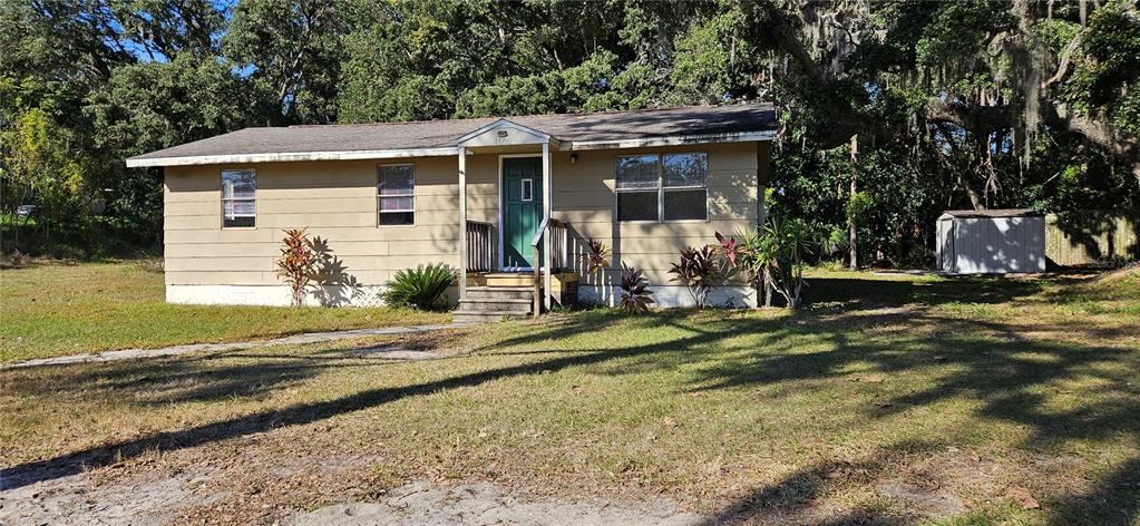 a view of a house with backyard