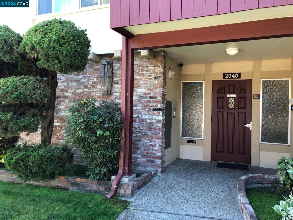 a view of entryway front of house