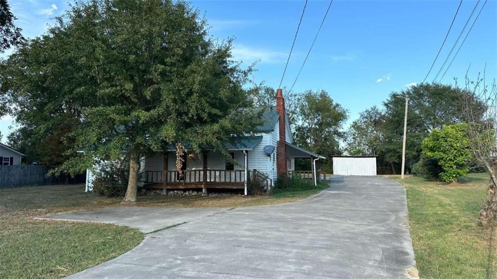 a view of a house with backyard and trees