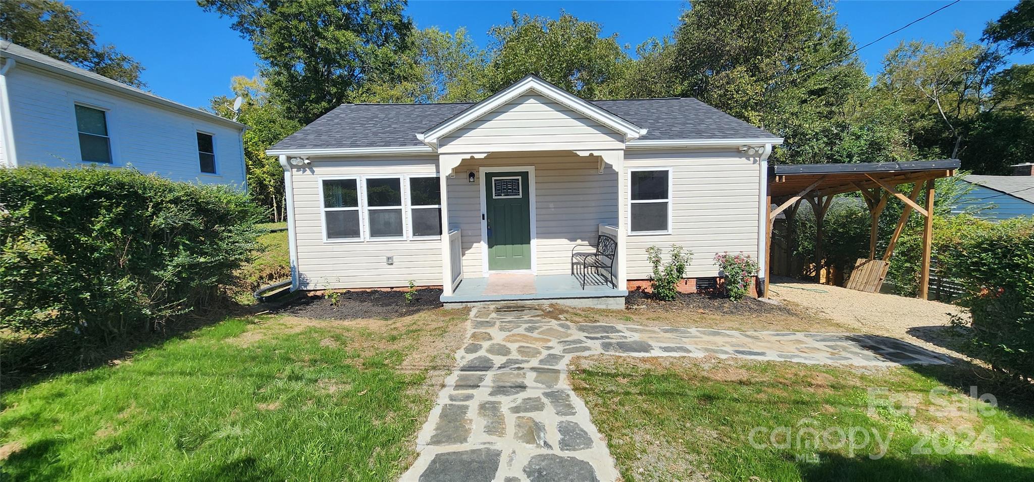 a view of a house with backyard and garden