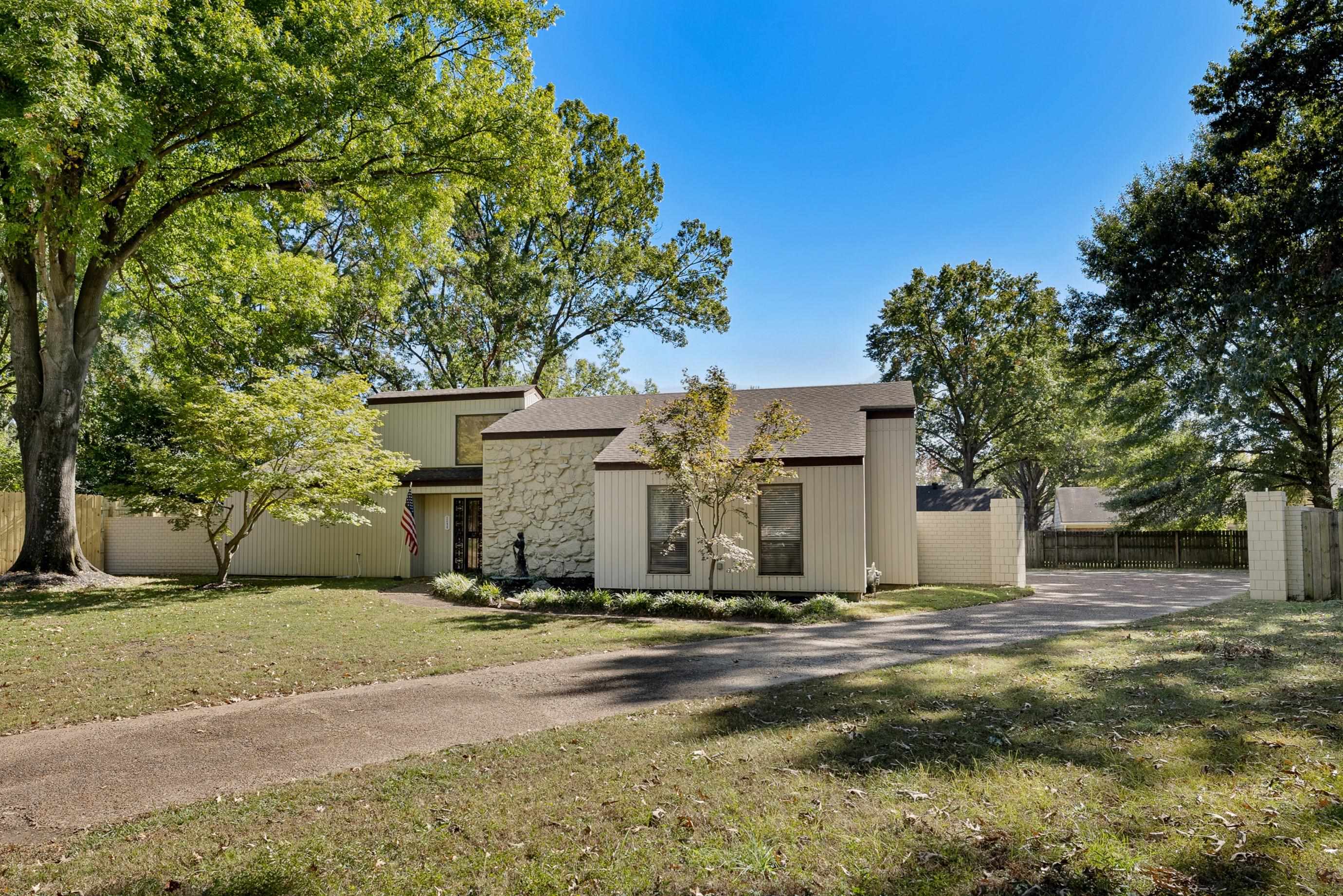 a view of a house with a yard