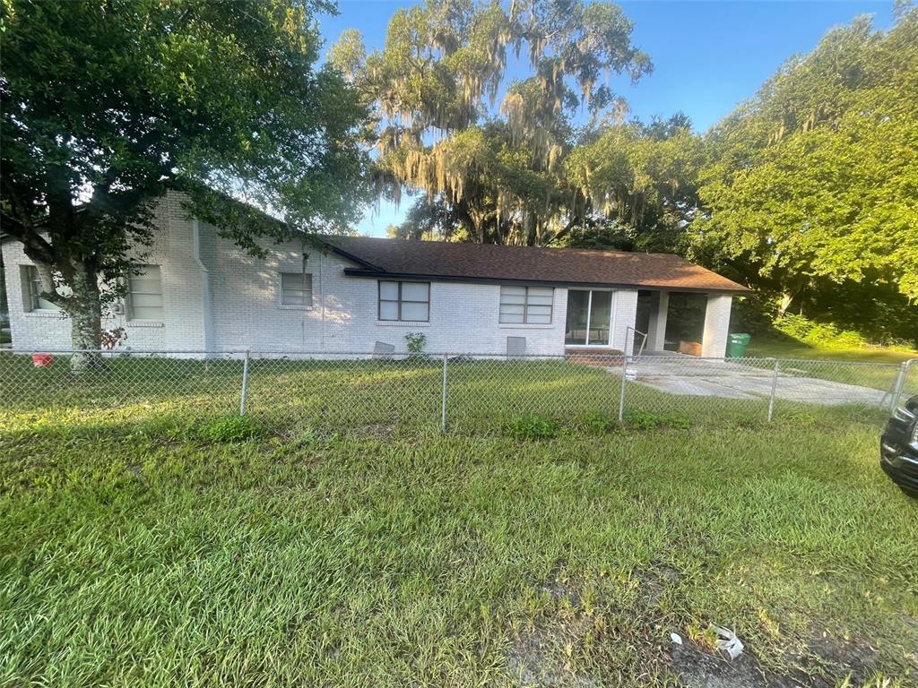 a view of a house with a backyard