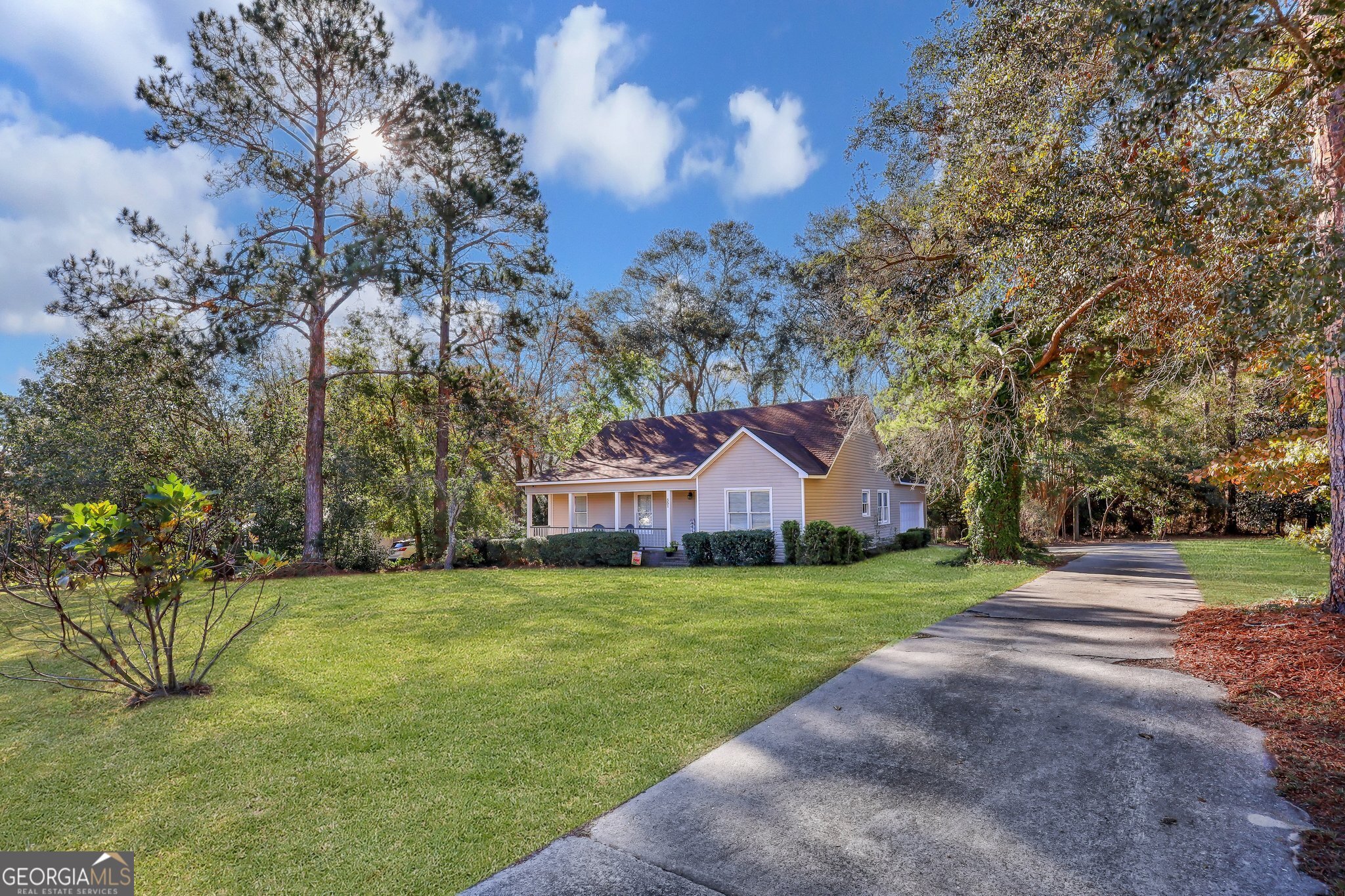 a view of a house with a yard