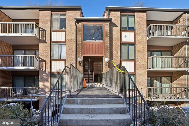 $279,900 | 9708 Kingsbridge Drive, Unit 303 | Hawthorne Village Condominiums