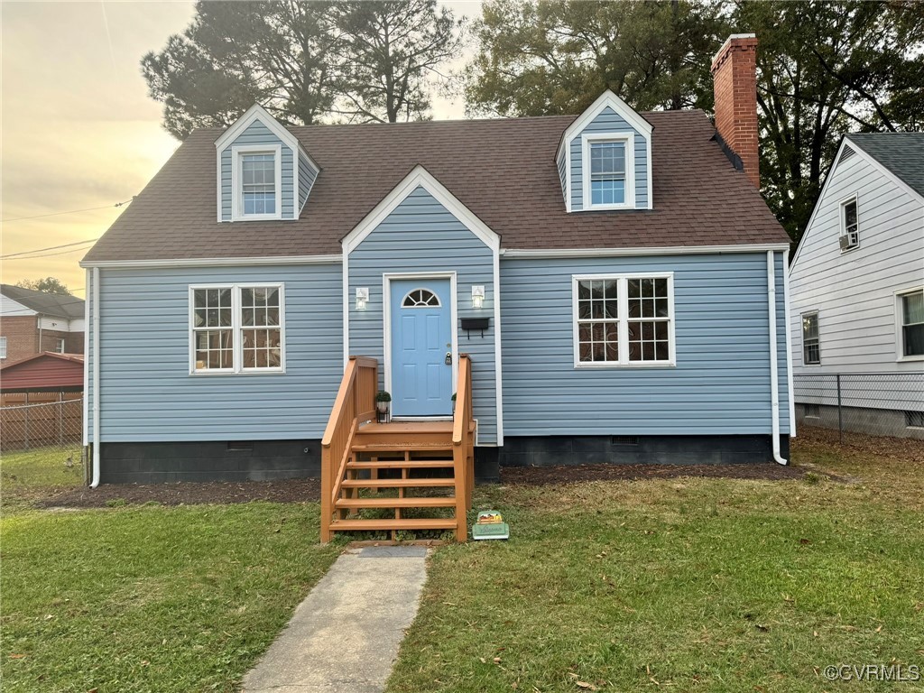 a view of a house with a yard