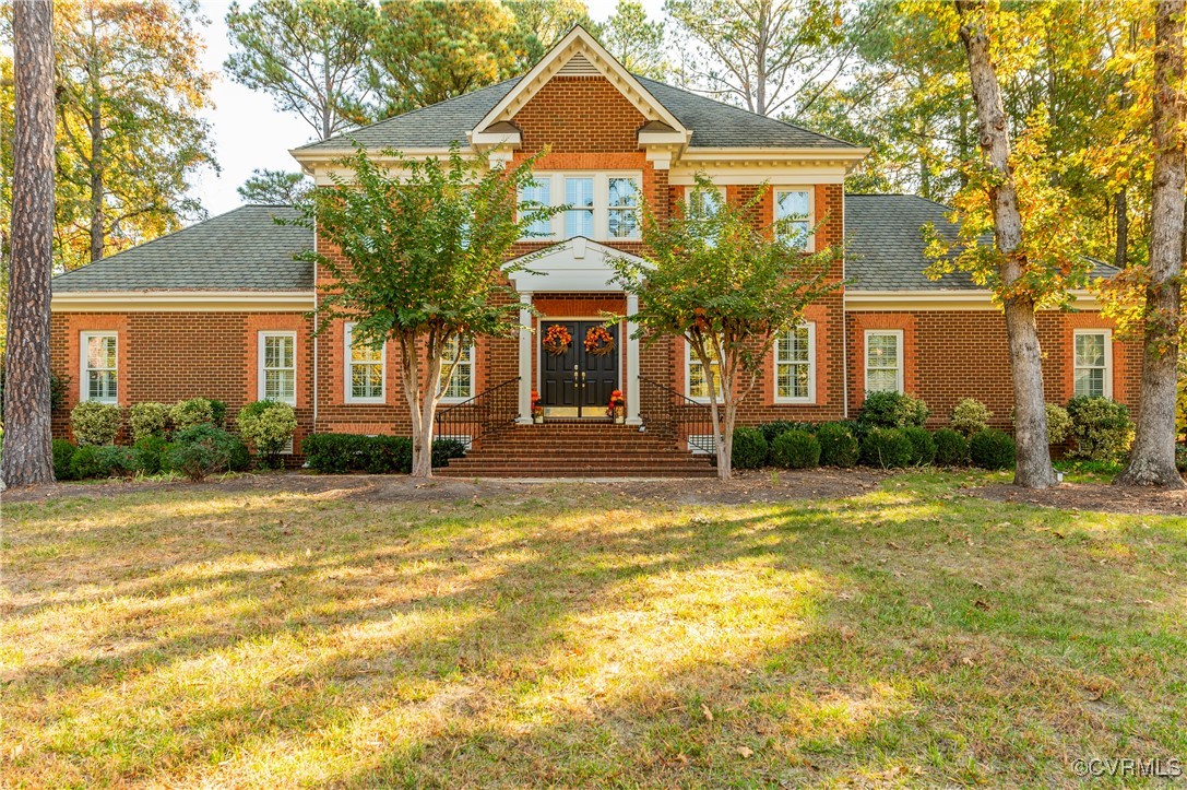 View of front facade featuring a front lawn