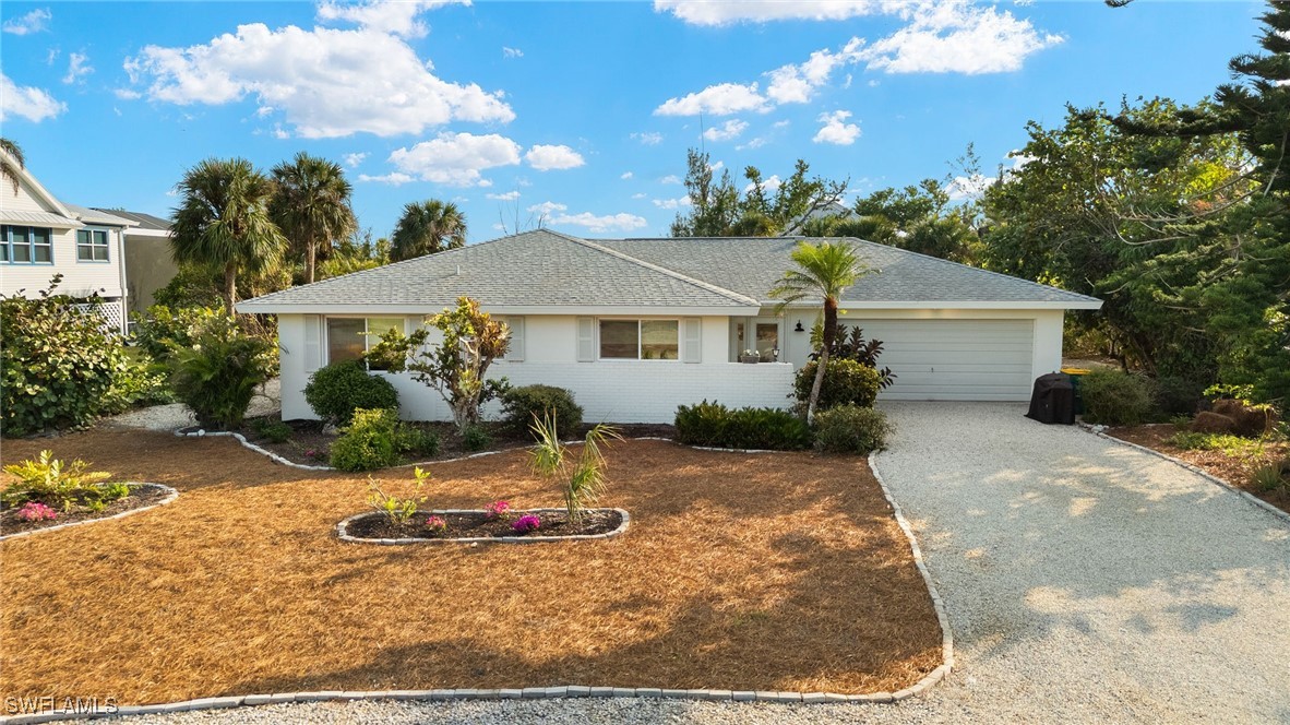 a view of a house with backyard