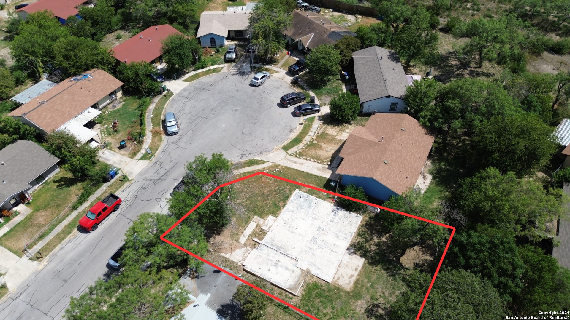 an aerial view of a house having yard