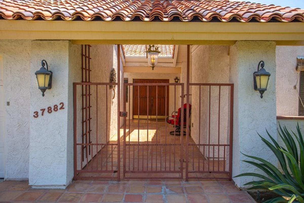 a view of entryway with a floor to ceiling window and gate