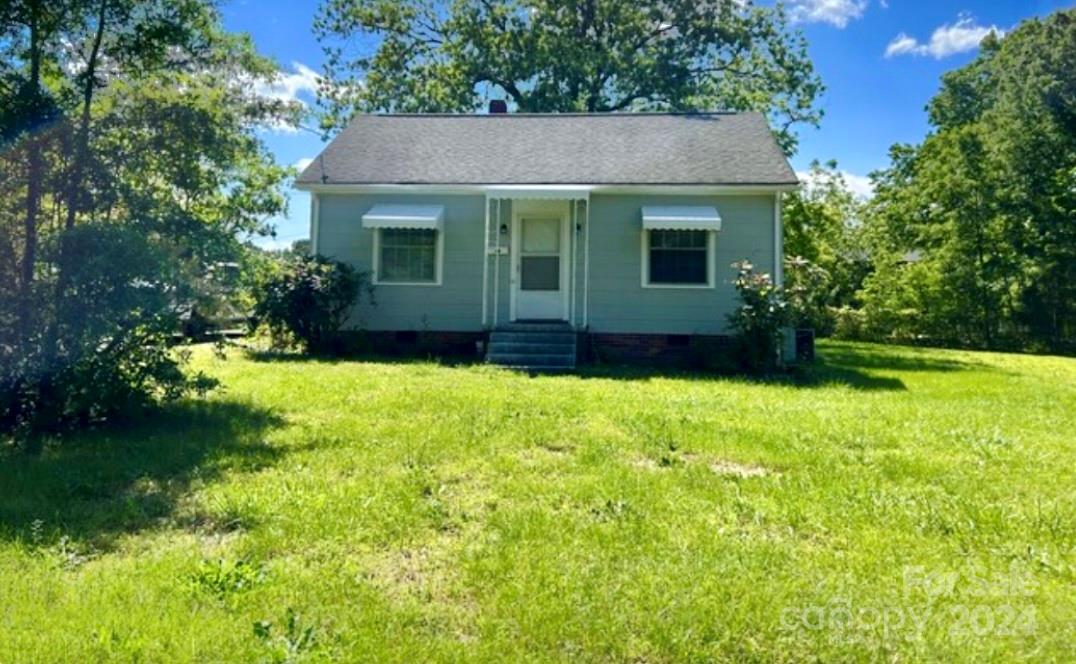 a view of a house with backyard and garden