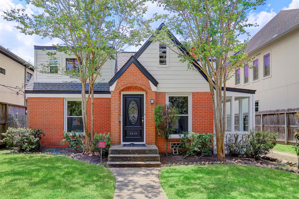 Adorable West University cottage completely renovated and freshly painted.  Within walking distance to West U. Elementary, Little League Field, parks, pools, tennis courts, rec center, shopping and dining.