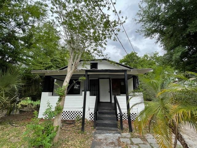 a view of house with a yard