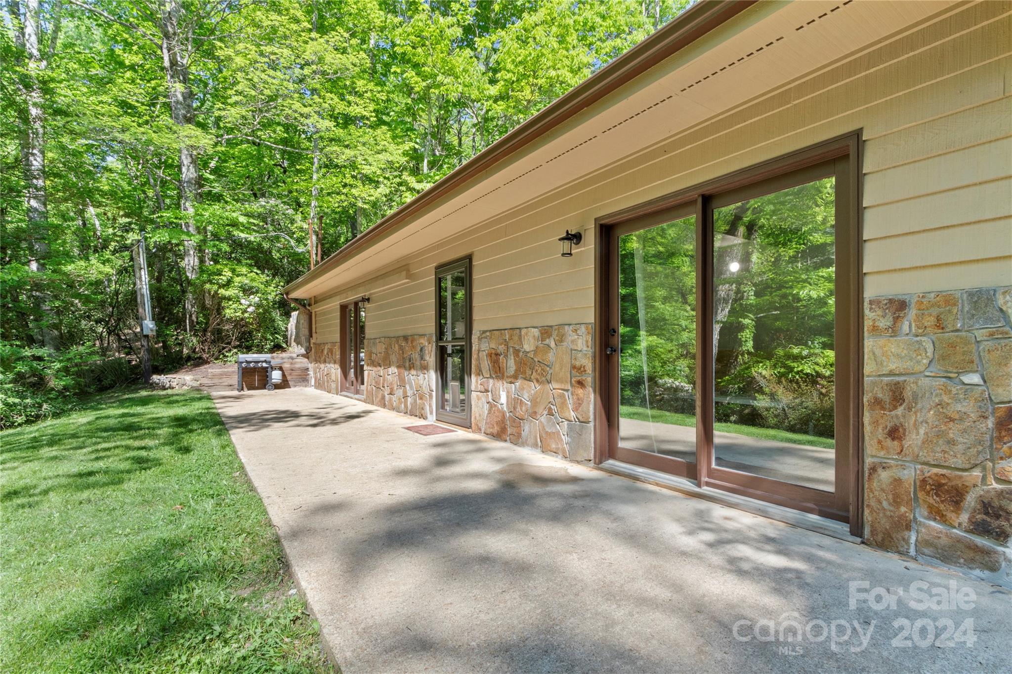 a view of a house with backyard and porch