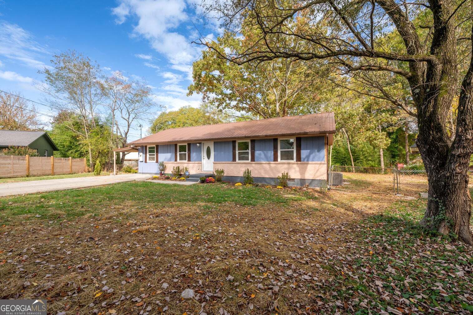 a view of a house with a yard