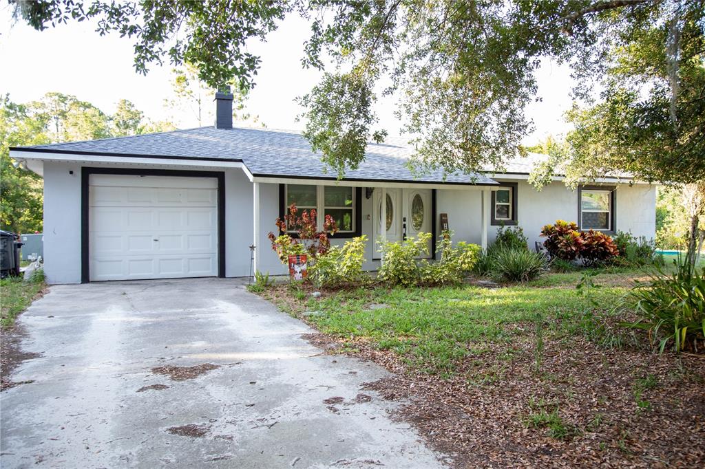 a front view of house with yard