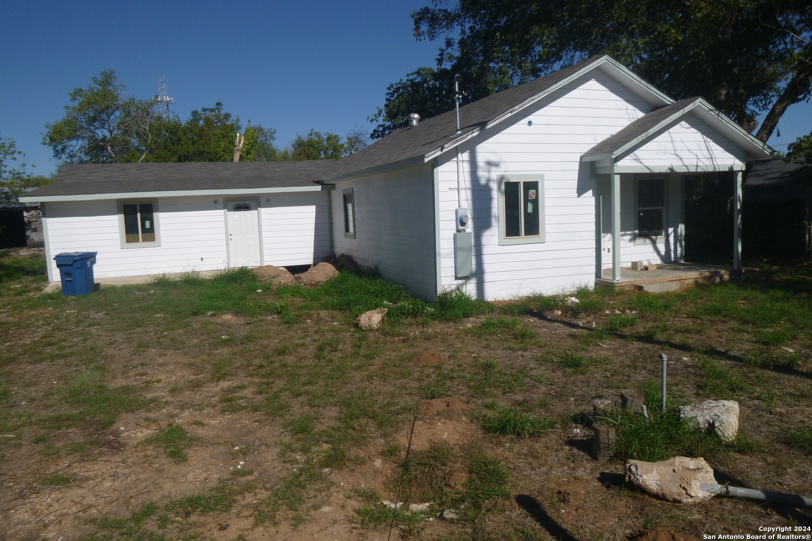 a view of a house with backyard and garden