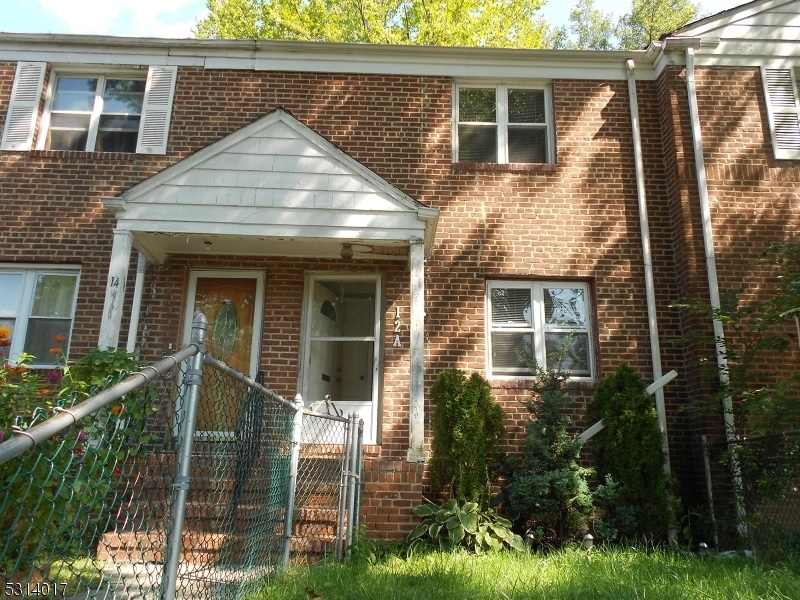 a view of a house with backyard and garden