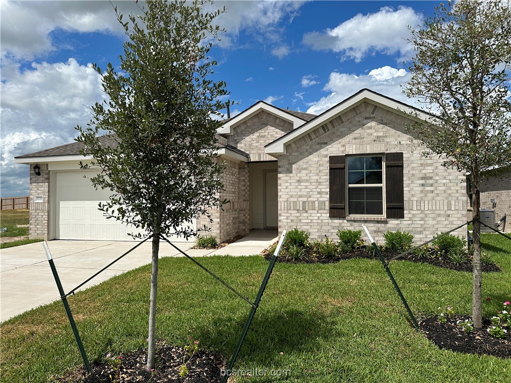 a view of house with backyard