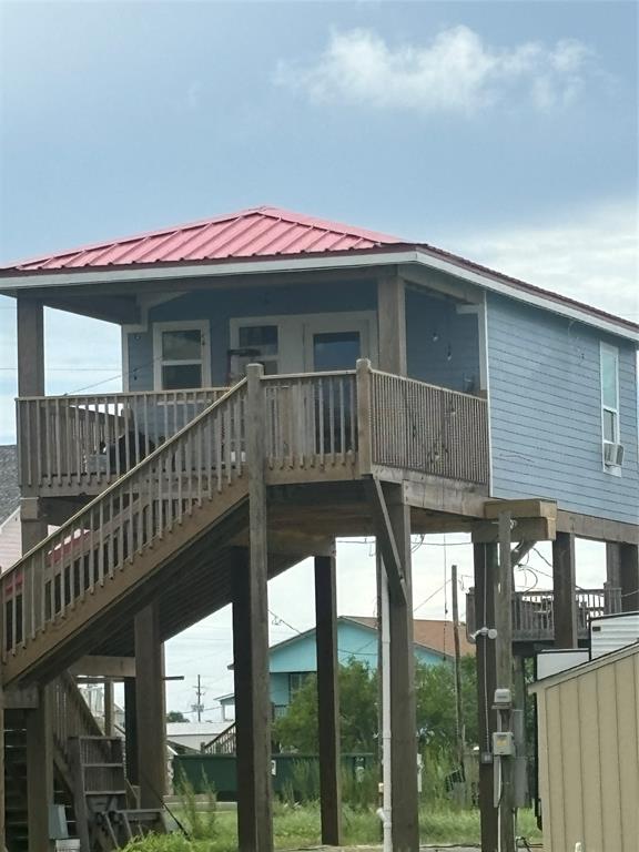 a view of entryway with a balcony