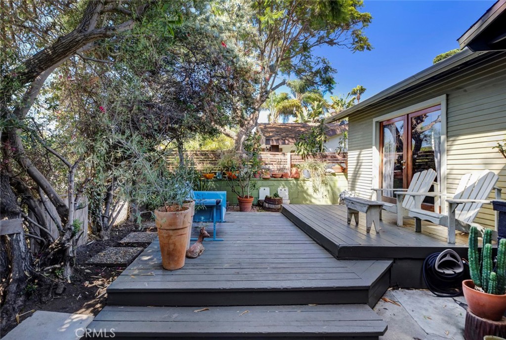 a view of a outdoor kitchen with sitting area