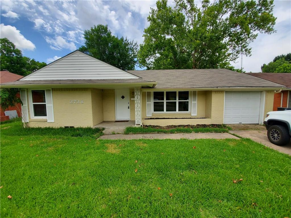 a view of a house with a backyard