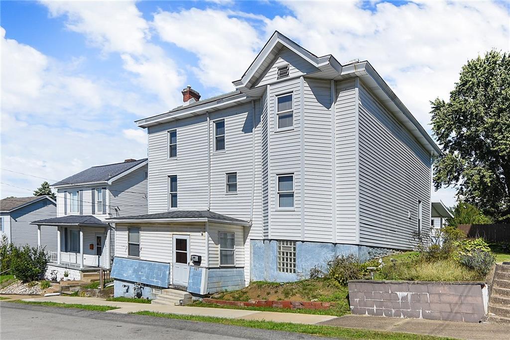 a view of houses with yard