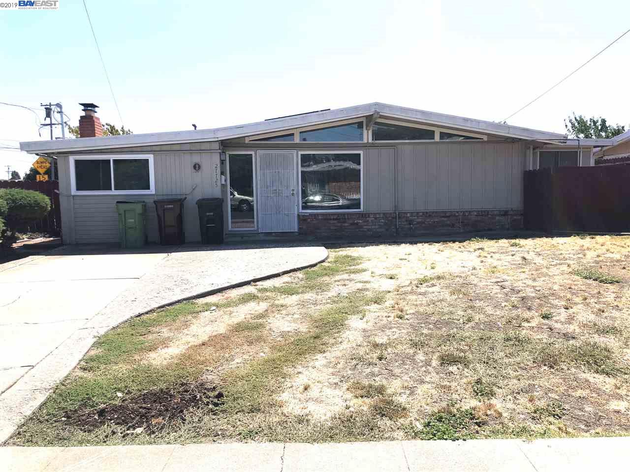 a front view of house with yard