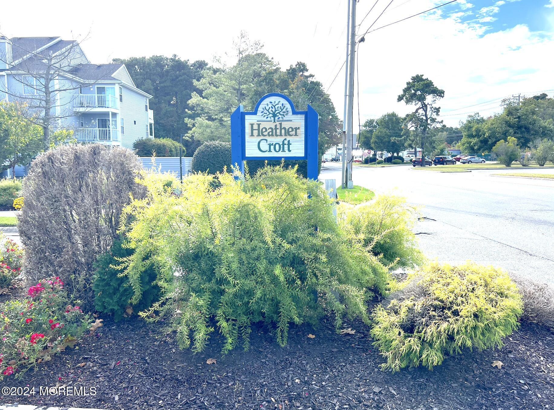 a sign that is sitting in the middle of a yard